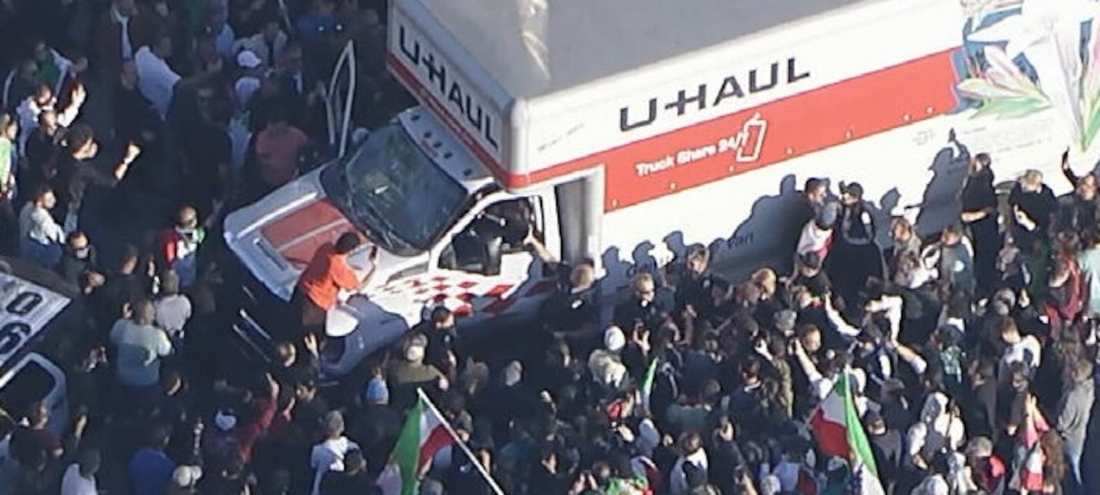 U-Haul Truck Plows Into Crowd During Los Angeles Protest Against Iranian Government - Imagem do artigo original
