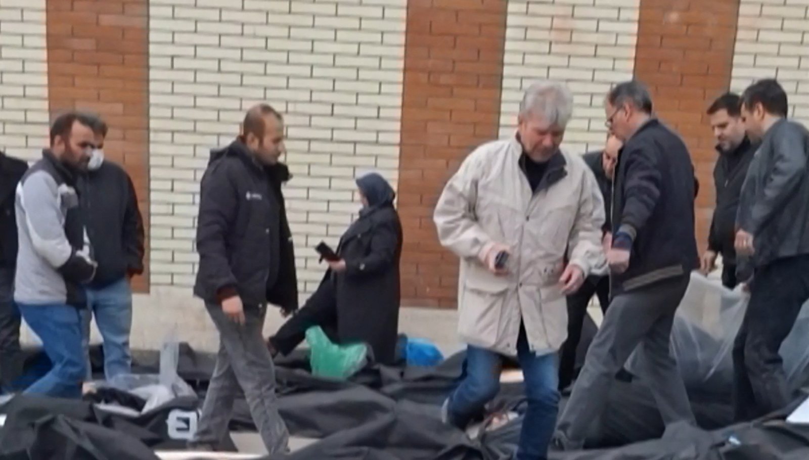 More Than 2,500 Reported Dead in Iran Protests as U.S. Advises Limited Evacuation from Qatar Air Base - Imagem do artigo original