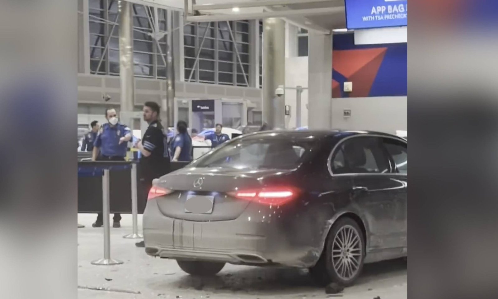 Vehicle Plows Into Detroit Airport Terminal; Driver Detained, Six People Injured - Imagem do artigo original