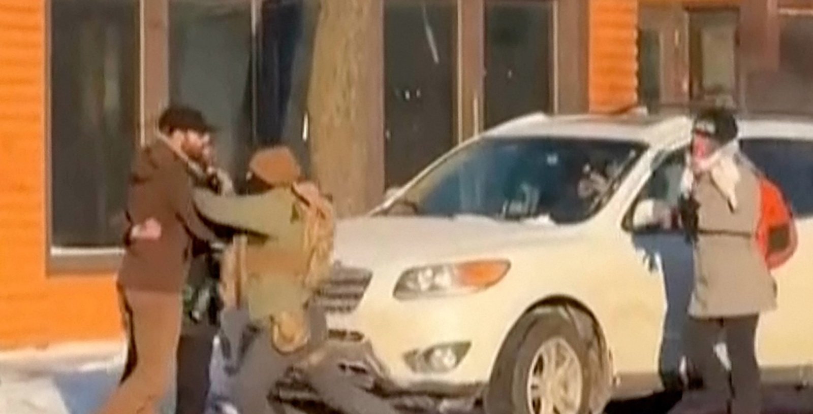 Videos reconstruct fatal shooting of Alex Pretti, raising questions about federal account - Imagem do artigo original