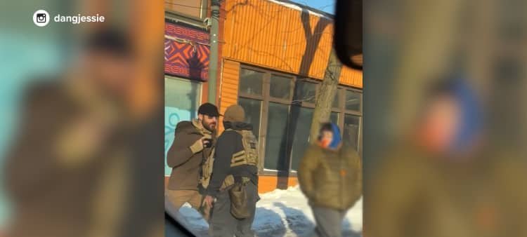 Bystander Videos Undercut DHS Narrative on Fatal Shooting of Alex Pretti in Minneapolis - Imagem do artigo original