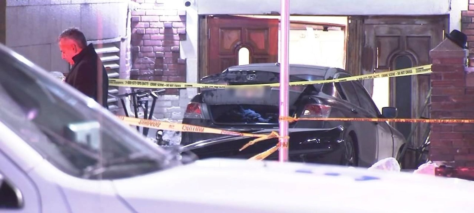 Car Plows Into Chabad-Lubavitch Headquarters in Brooklyn; Police Treat Incident as Possible Hate Crime - Imagem do artigo original
