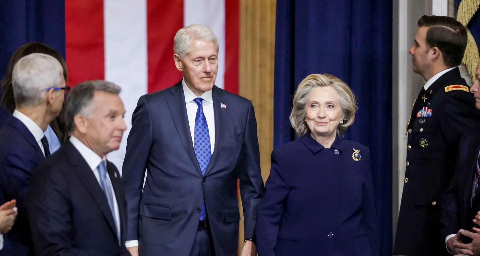 Clintons Accept Closed-Door Depositions, Prompting House Chair to Reassess Contempt Plans - Imagem do artigo original