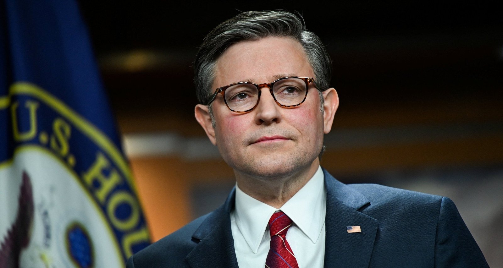 House Narrowly Approves Funding Bill to Reopen Shuttered Federal Agencies - Imagem do artigo original