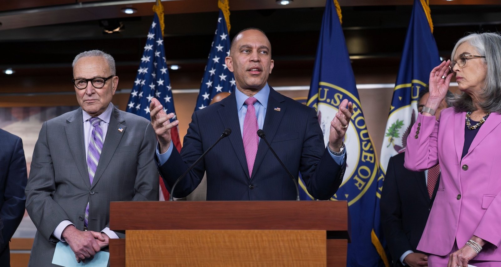 Funding Standoff Over ICE Restrictions Revives Threat of New DHS Shutdown - Imagem do artigo original