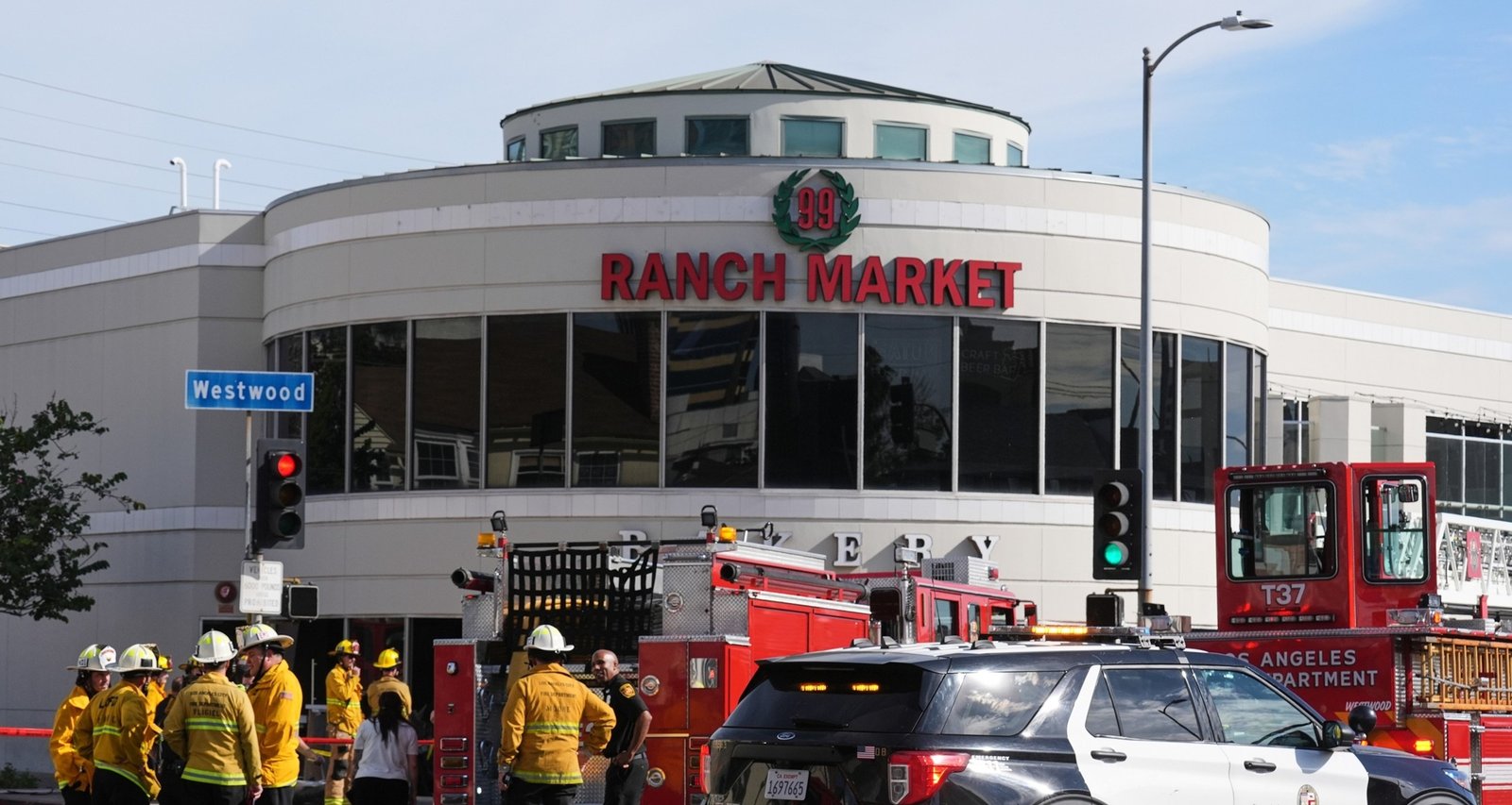 Three Dead, Two Critically Hurt After Car Plows Into Los Angeles Grocery Store - Imagem do artigo original