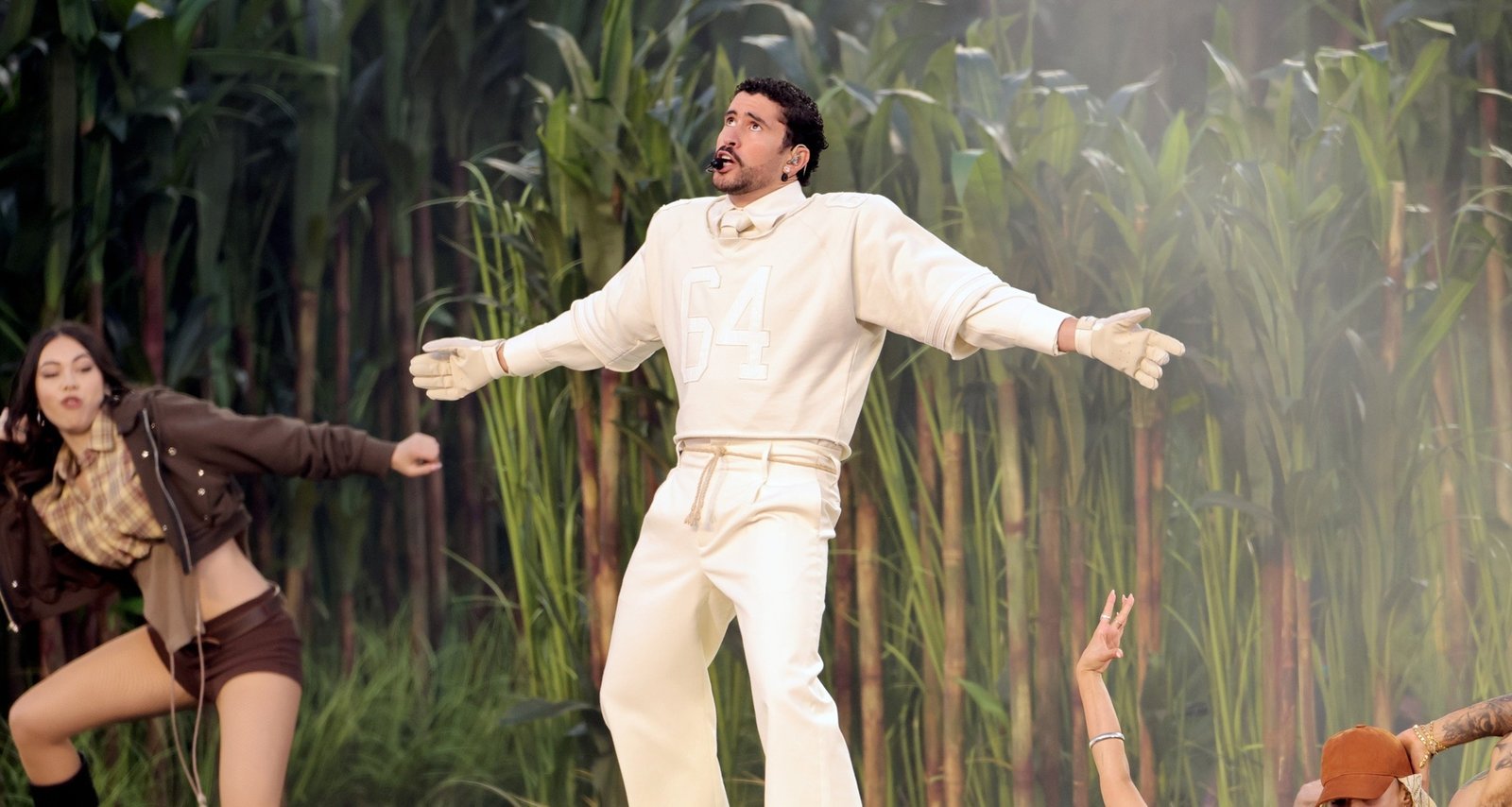 Bad Bunny Showcases Puerto Rican Heritage in Super Bowl 60 Halftime Show - Imagem do artigo original