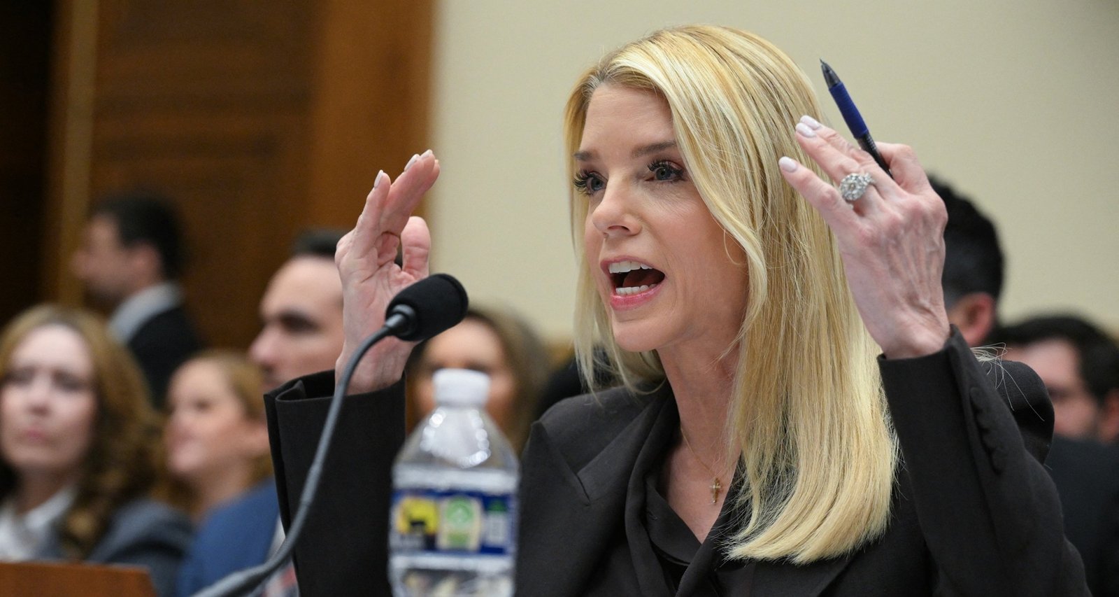 Attorney General Bondi Dodges Details on Maxwell Transfer, Says Inmate “Will Hopefully Die in Prison” - Imagem do artigo original