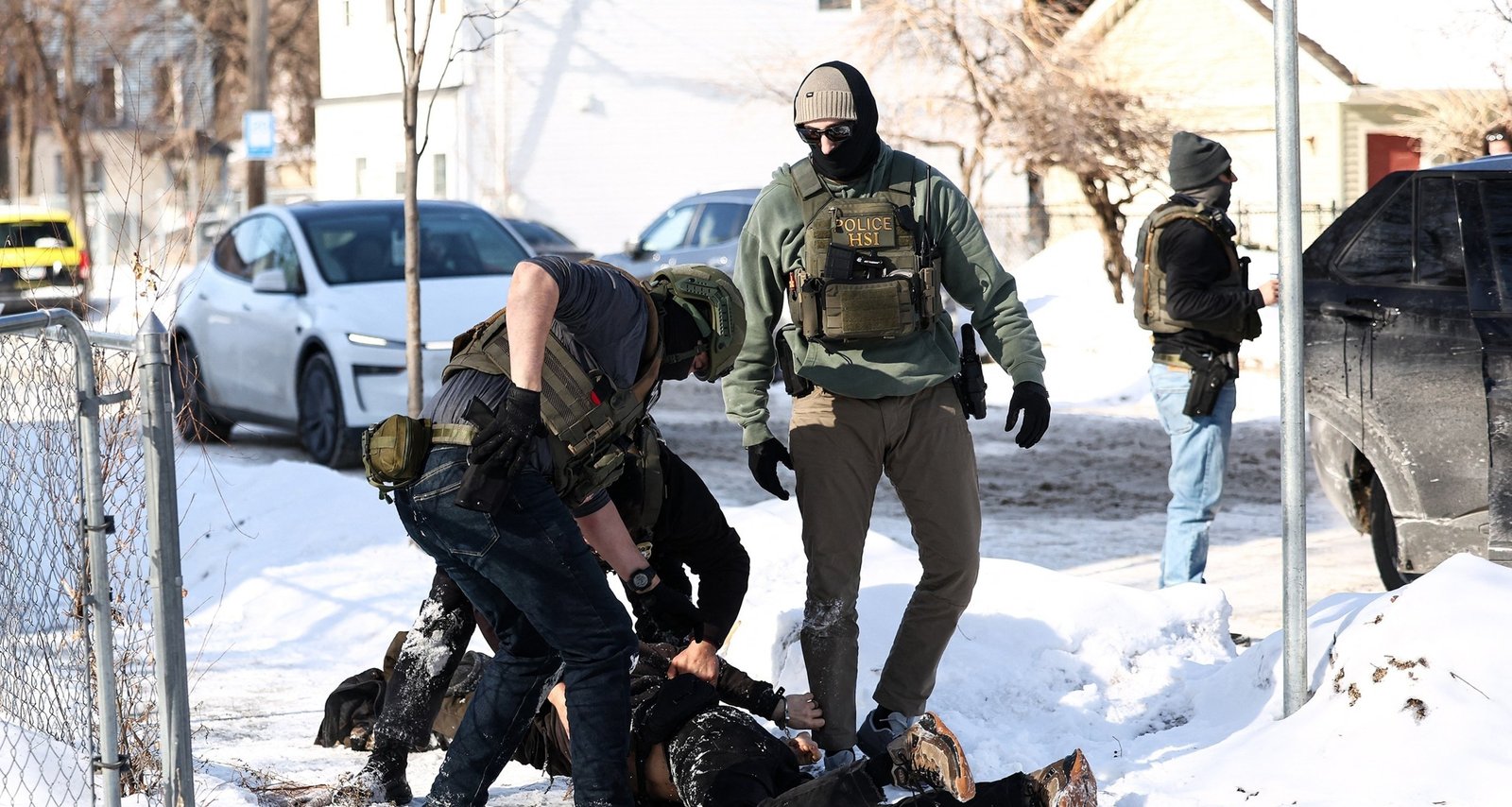 Poll shows two-to-one opposition to ICE tactics as Trump’s immigration rating hits new low - Imagem do artigo original