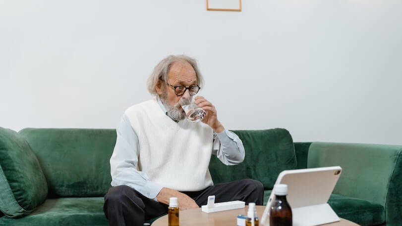 Antibiotic Use in Older Adults: Common Side Effects and High-Risk Medications - Imagem do artigo original