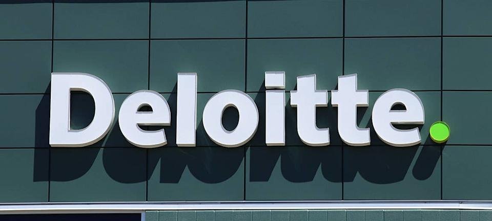 Big Four Turn to AI, Scale Back Hiring and Benefits in Shift Toward Leaner Operations - Imagem do artigo original